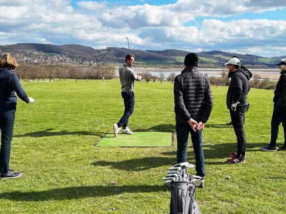 Erster Kreisvolkshochschulkurs im Golfen im neuen Jahr, Fabian mit Volkshochschulteilnehmer:innen vor der malerischen Naturkulisse des Leinepolders