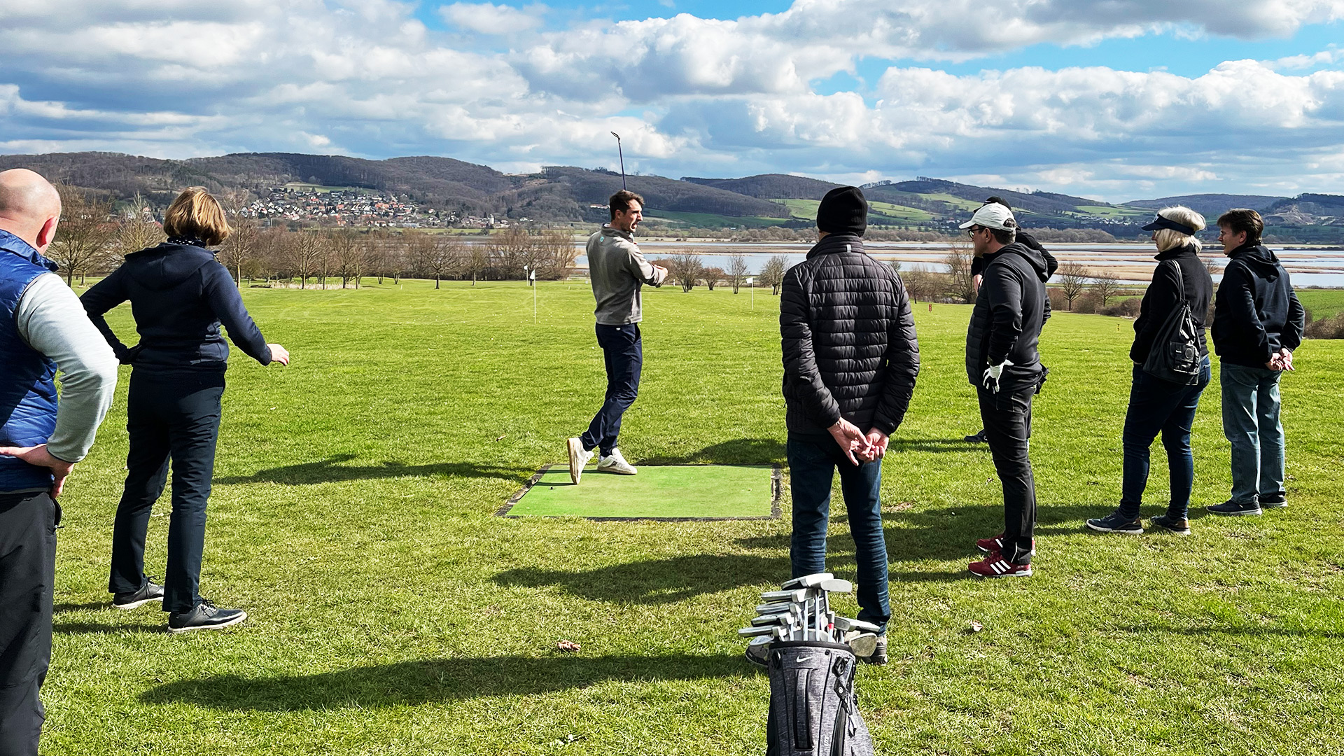 Erster Kreisvolkshochschulkurs im Golfen im neuen Jahr, Fabian mit Volkshochschulteilnehmer:innen vor der malerischen Naturkulisse des Leinepolders