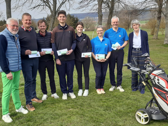 Traditioneller Turnierauftakt mit Ostervierer bei bestem Golfwetter