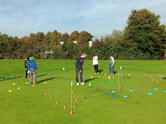 Golf-AG der Oberschule Hattorf zu Besuch bei einbeck.golf