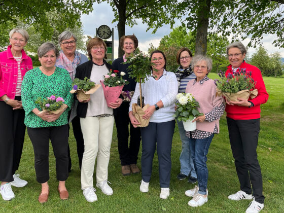 Einbecker Golfdamen erblühen beim Blumenturnier